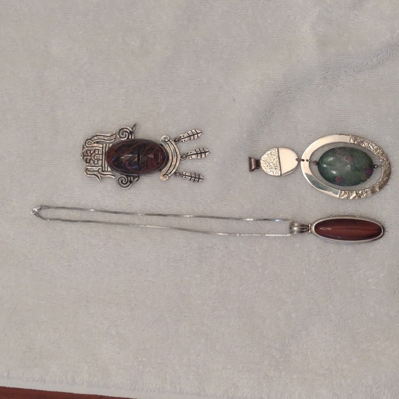 Jewelry - Silver chain and 3 pendants
